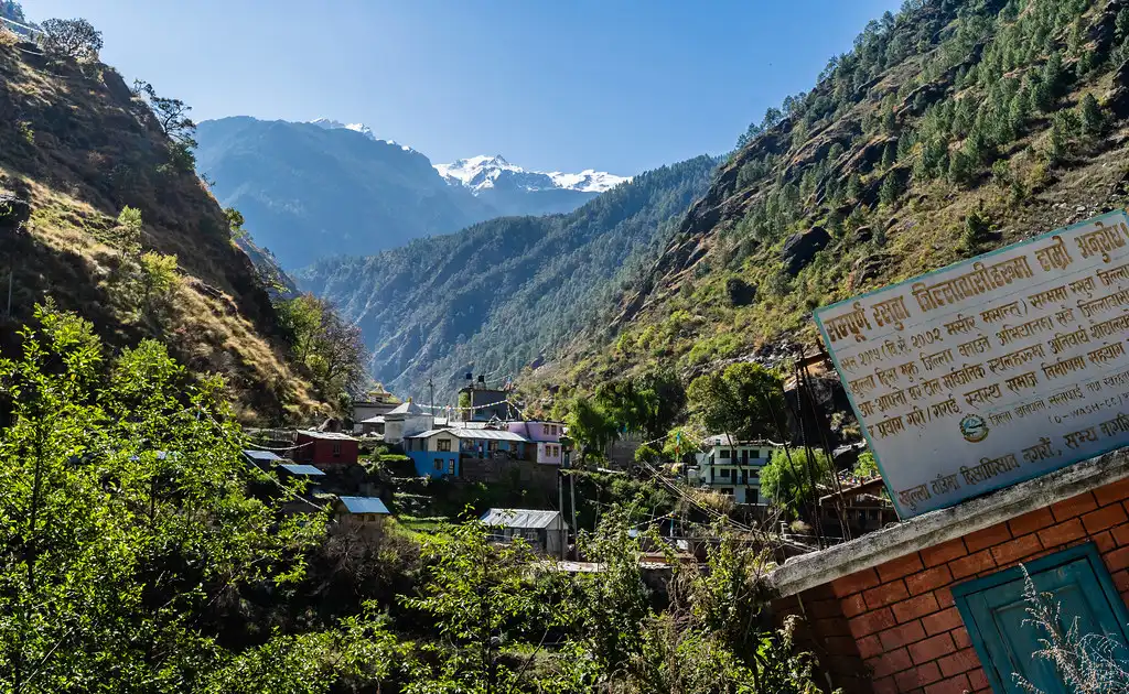 Поглед на малото гратче Сјабрубеси скриено во долината