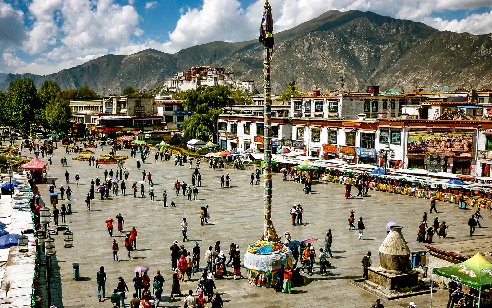 Barkhor square from the rooftop of the Jokhang temple