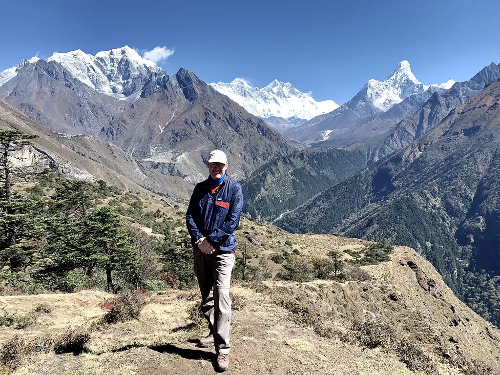 Du khách leo núi đứng trên một sườn núi phía trên Namche Bazaar, ngắm nhìn toàn cảnh các đỉnh núi thuộc vùng Everest, bao gồm cả Ama Dablam.