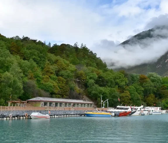 Draksum-tso Lake panorama