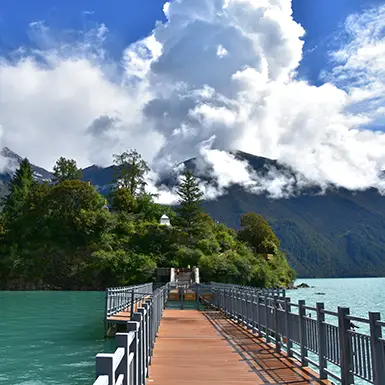 Draksum-tso Lake – alpine lake located in eastern Tibet