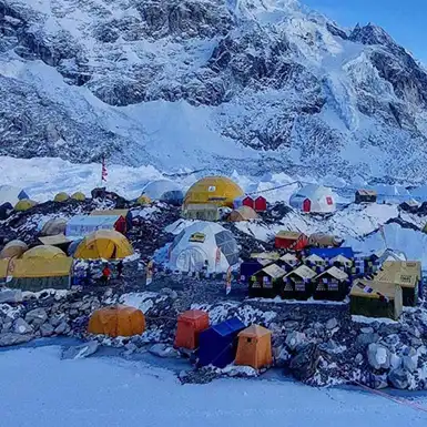 The continuous snowfall halted the Everest climbers at the base camp