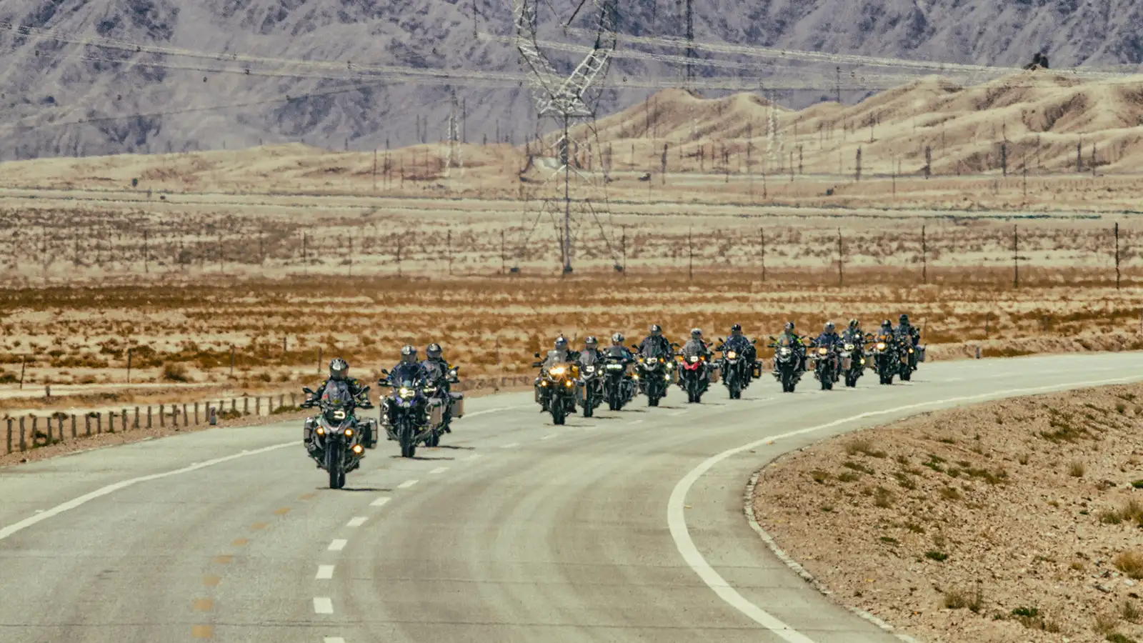 一群摩托车手骑车前往西藏珠穆朗玛峰大本营。