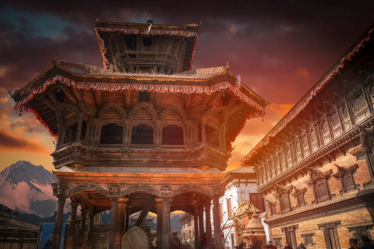 日落时分的尼泊尔巴克塔普尔杜巴广场上的一座传统宝塔式寺庙。