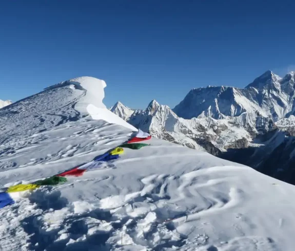 A breathtaking view from the summit of Mera Peak (6,461 meters), showcasing snow-covered peaks including Cho Oyu, Pumo Ri, Ama Dablam, Nuptse, Mount Everest, Lhotse, and Baruntse under a clear blue sky.
